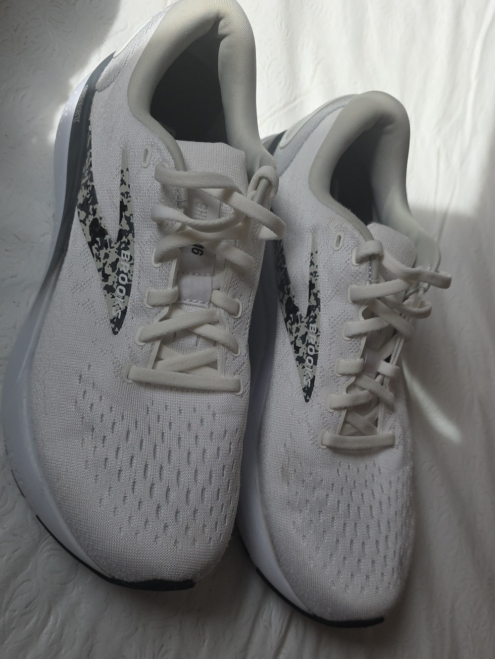Skechers White Athletic Running Shoes with Black Speckled Logo